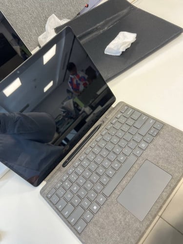 Selling my surface pro 8, core i7, Ram 16gb, ssd 512gb