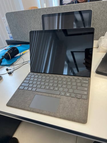 Selling my surface pro 8, core i7, Ram 16gb, ssd 512gb