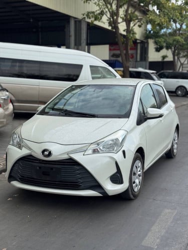 TOYOTA VITZ2017 13800$ សាងបាន