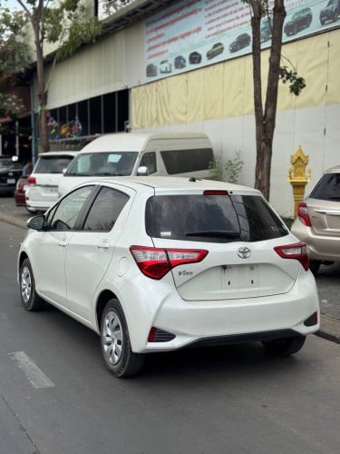 TOYOTA VITZ2017 13800$ សាងបាន