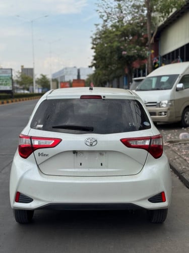 TOYOTA VITZ2017 13800$ សាងបាន