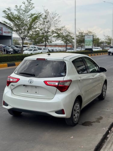 TOYOTA VITZ2017 13800$ សាងបាន