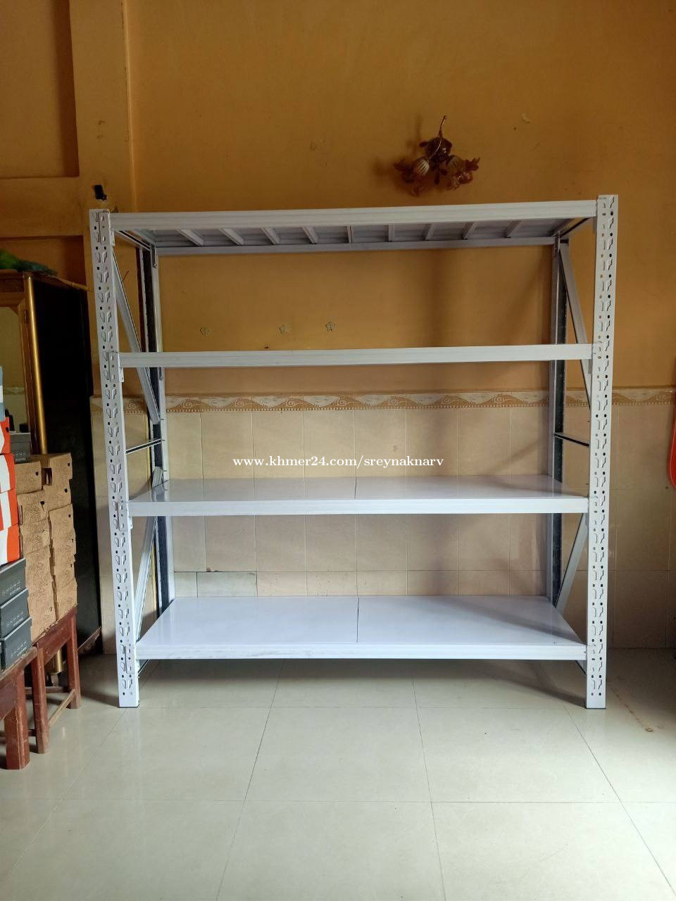 ធ្នើ ឃ្លាំង