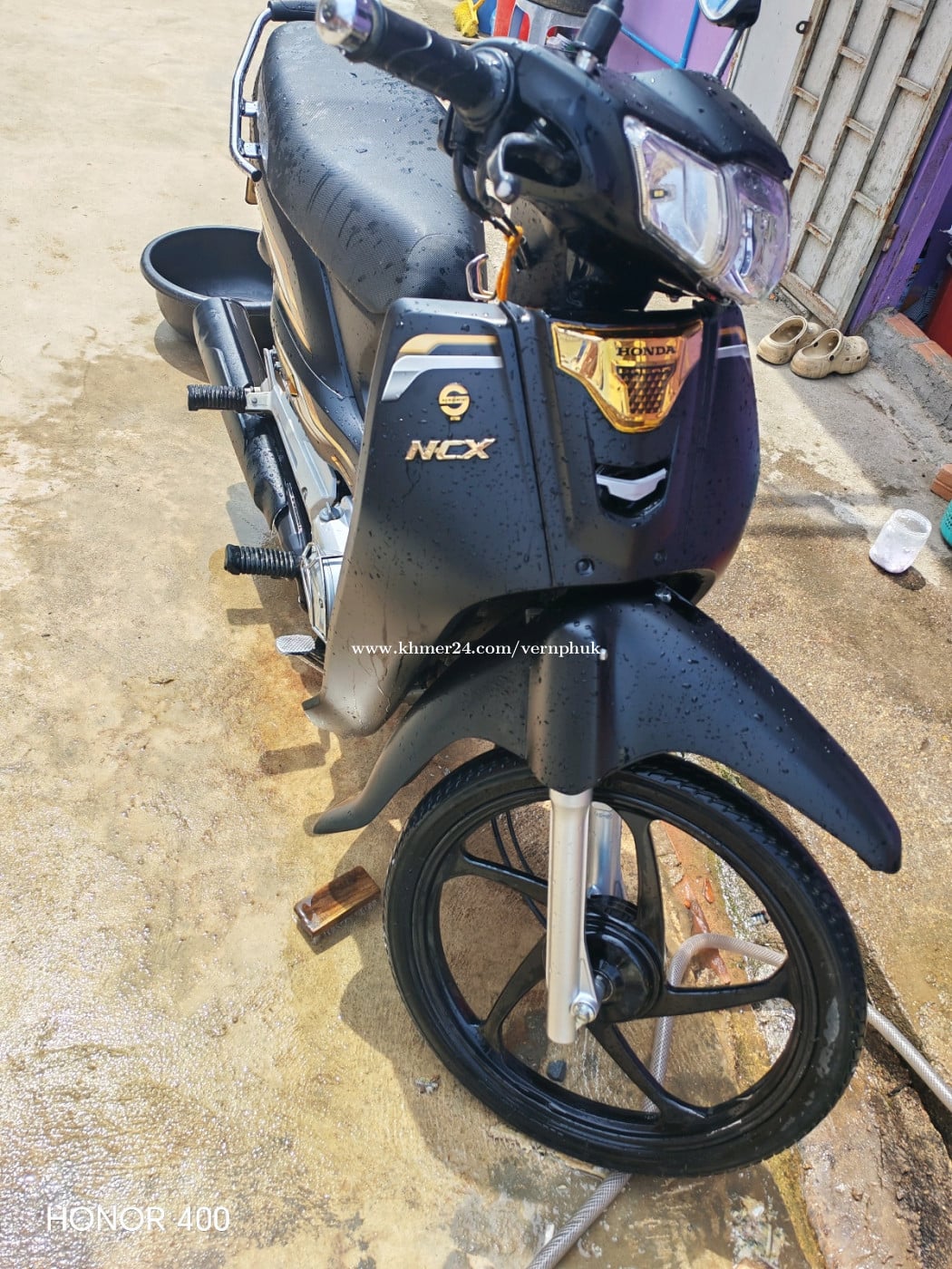 ម៉ូតូស្អាតម៉ាស៊ីនតាន់ ស្គុតមួយជុំ