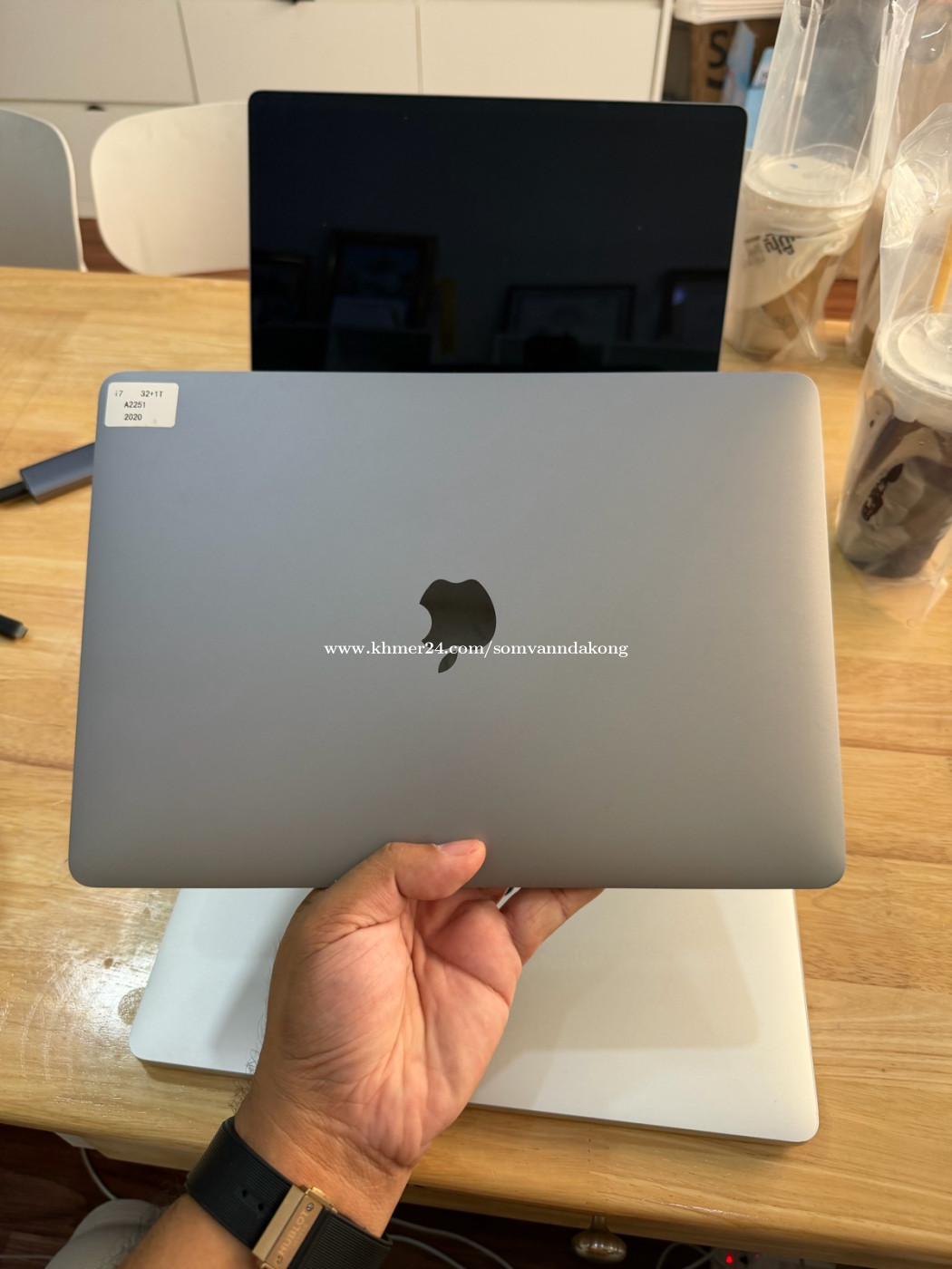 MacBook Pro 2020 13” i7 32G/1T Battery 95%