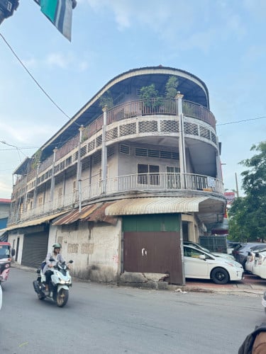 ផ្ទះលក់កែងជាន់ទី១ និង២ ផ្លូវមុន្នីរ៉េត  出售房屋 House for sale