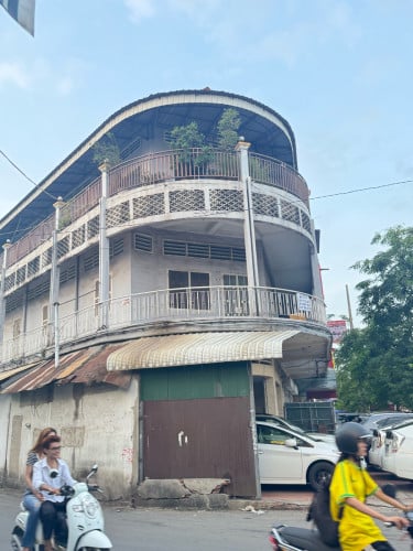 ផ្ទះលក់កែងជាន់ទី១ និង២ ផ្លូវមុន្នីរ៉េត  出售房屋 House for sale