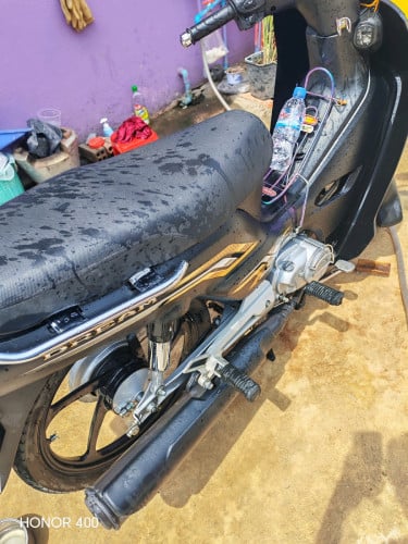 ម៉ូតូស្អាតម៉ាស៊ីនតាន់ ស្គុតមួយជុំ