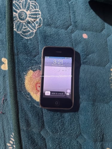 វត្ថុបុរាណ I phone 3GS 32g នៅប្រើបានធម្មតា ដាក់សុីម តេចេញចូលបាន