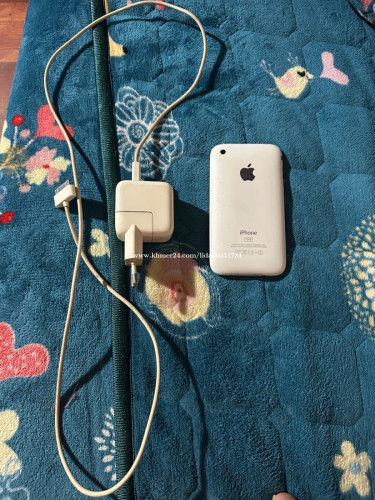 វត្ថុបុរាណ I phone 3GS 32g នៅប្រើបានធម្មតា ដាក់សុីម តេចេញចូលបាន