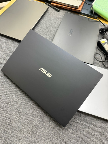 Asus ExpertBook 15 2025 (99%)