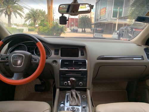 Audi Q7 2010 ម៉ាស៊ូតឡានស្អាតអត់បុកប៉ះឯកសារគ្រប់