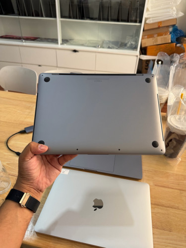 MacBook Pro 2020 13” i7 32G/1T Battery 95%