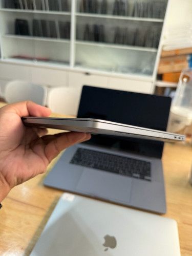 MacBook Pro 2020 13” i7 32G/1T Battery 95%