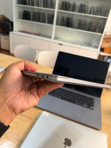 MacBook Pro 2020 13” i7 32G/1T Battery 95%