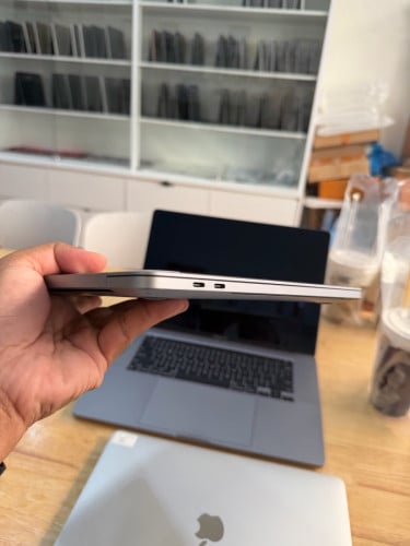 MacBook Pro 2020 13” i7 32G/1T Battery 95%
