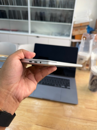 MacBook Pro 2020 13” i7 32G/512G battery 95%