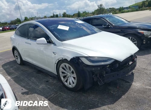 Tesla Model X 2018 កៅអី​3ជួរ​ បេីក​ស្លាប​ អេក្រង់​ធំ​បញ្ឈរ​ ទំនេីបណាស់
