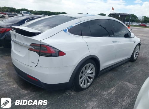 Tesla Model X 2018 កៅអី​3ជួរ​ បេីក​ស្លាប​ អេក្រង់​ធំ​បញ្ឈរ​ ទំនេីបណាស់