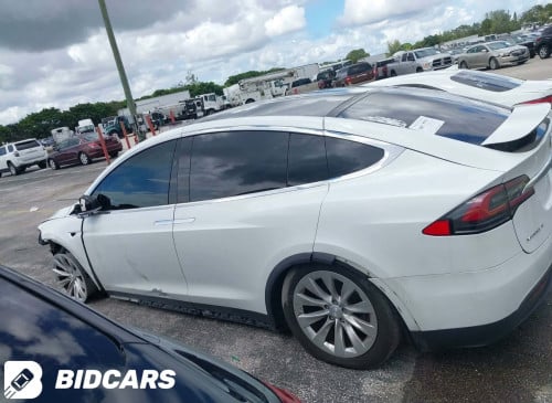 Tesla Model X 2018 កៅអី​3ជួរ​ បេីក​ស្លាប​ អេក្រង់​ធំ​បញ្ឈរ​ ទំនេីបណាស់