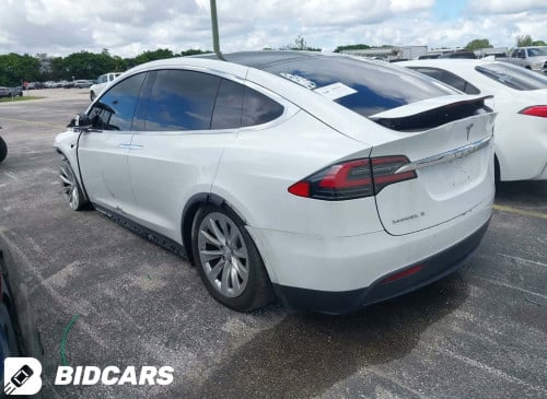 Tesla Model X 2018 កៅអី​3ជួរ​ បេីក​ស្លាប​ អេក្រង់​ធំ​បញ្ឈរ​ ទំនេីបណាស់