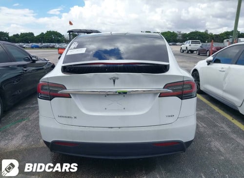 Tesla Model X 2018 កៅអី​3ជួរ​ បេីក​ស្លាប​ អេក្រង់​ធំ​បញ្ឈរ​ ទំនេីបណាស់