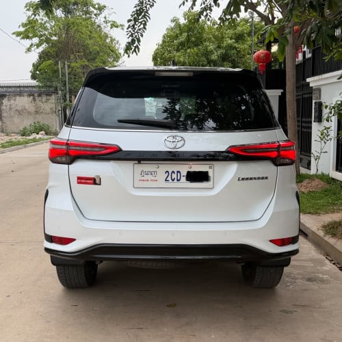 Toyota Fortuner legender 025