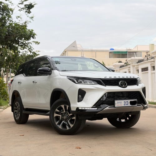 Toyota Fortuner legender 025