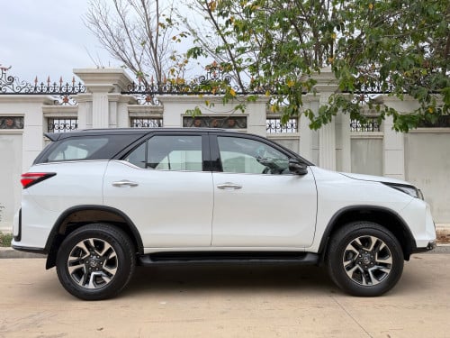 Toyota Fortuner legender 025