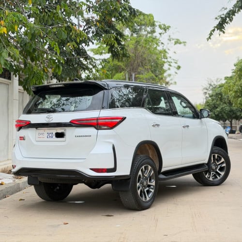 Toyota Fortuner legender 025