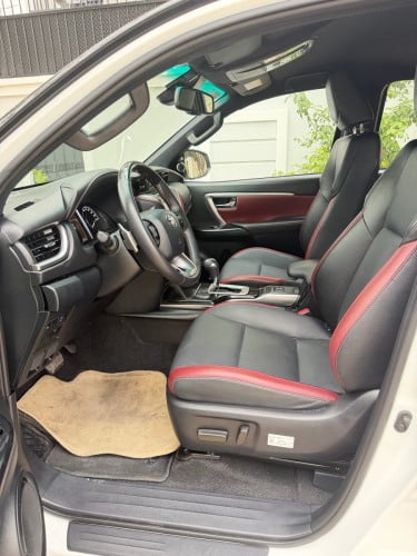 Toyota Fortuner legender 025