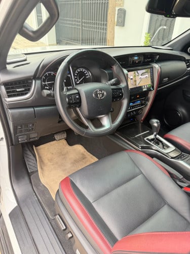Toyota Fortuner legender 025