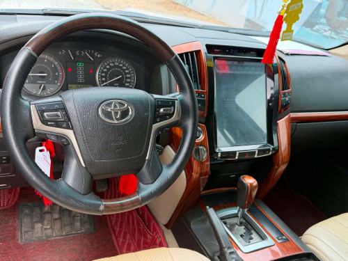 Toyota Landcruiser year 2011