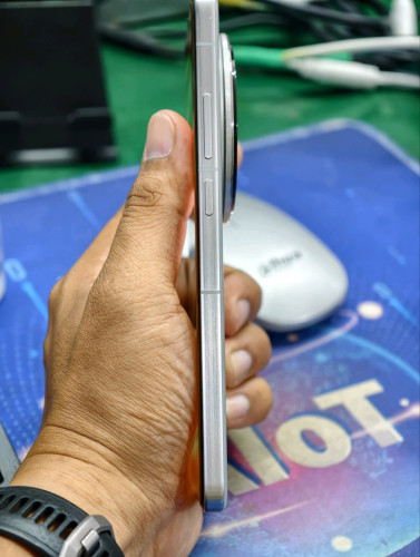 Vivo x200pro CHRam 16Memory 512ស្នាមLen zoomតិចដូចនិងក្នុងរូប តែថតច្បាស់ធម្មតាមិនដែលធ្លាក់