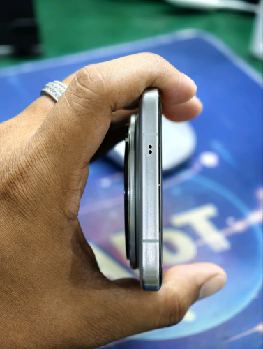 Vivo x200pro CHRam 16Memory 512ស្នាមLen zoomតិចដូចនិងក្នុងរូប តែថតច្បាស់ធម្មតាមិនដែលធ្លាក់