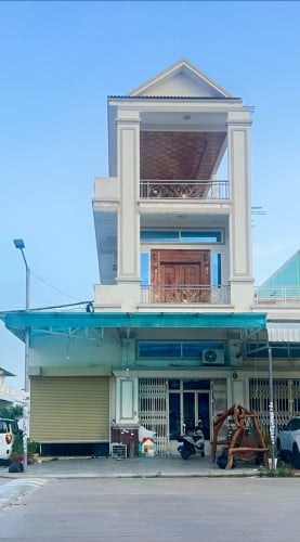 ផ្ទះល្វែង​អាជីវកម្ម​