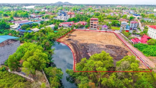 ដីលក់​ជាប់​ព្រែក​ នៅទីរួមខេត្ត​កំពត​