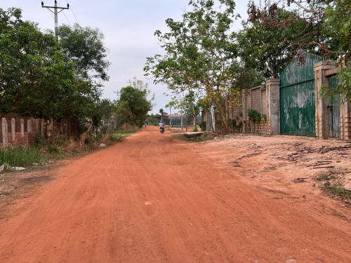 ដីលក់ បែរទិសខាងកើត ប្លង់រឹង(184m2)
