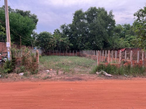 ដីលក់ បែរទិសខាងកើត ប្លង់រឹង(184m2)