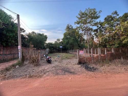 ដីលក់ បែរទិសខាងកើត ប្លង់រឹង(184m2)