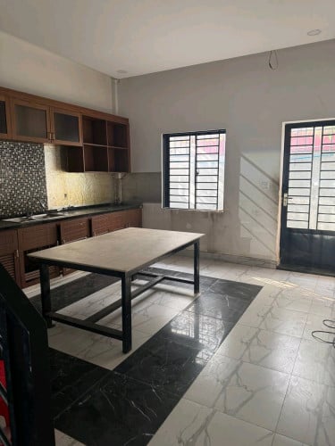 ផ្ទះអាជីវកម្មសម្រាប់ជួល នៅ លើ ផ្លូវ ធំ   ឈួកវ៉ា 2 ជិតផ្សារ 500$ចរចា 1ខែ