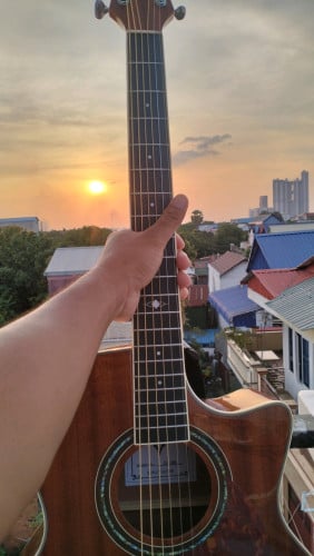 លក់ Guitar Lavis 404 ស្អាត95%ដូចថ្មី