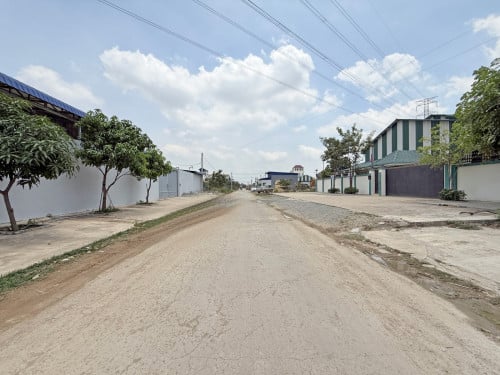 🏘 ផ្ទះ និងឃ្លាំង នៅជិតបុរី ពិភពថ្មីឈូកវ៉ា2 ត្រូវការលក់បន្ទាន់ខ្លាំង