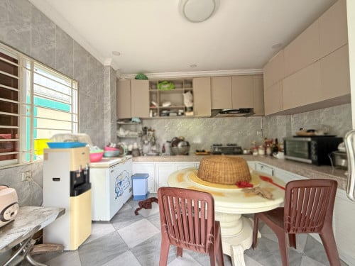 🏘 ផ្ទះ និងឃ្លាំង នៅជិតបុរី ពិភពថ្មីឈូកវ៉ា2 ត្រូវការលក់បន្ទាន់ខ្លាំង