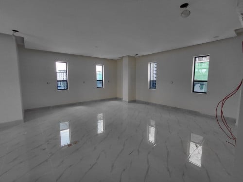 🏠 出租,  地址 : 波贝,  有32个房间, 一个月 13500$
