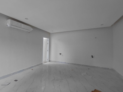 🏠 出租,  地址 : 波贝,  有32个房间, 一个月 13500$
