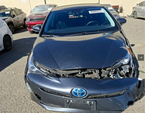 ETA ថ្ងៃទី5 ខែ6 Prius 2016 option 3 touring ឡានអត់ច្រេះ ប៉ះស្រាល Autocheck 75ពិន្ទុ