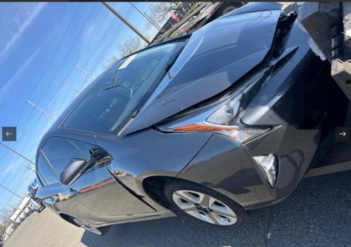 ETA ថ្ងៃទី5 ខែ6 Prius 2016 option 3 touring ឡានអត់ច្រេះ ប៉ះស្រាល Autocheck 75ពិន្ទុ