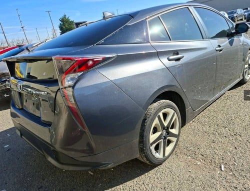 ETA ថ្ងៃទី5 ខែ6 Prius 2016 option 3 touring ឡានអត់ច្រេះ ប៉ះស្រាល Autocheck 75ពិន្ទុ