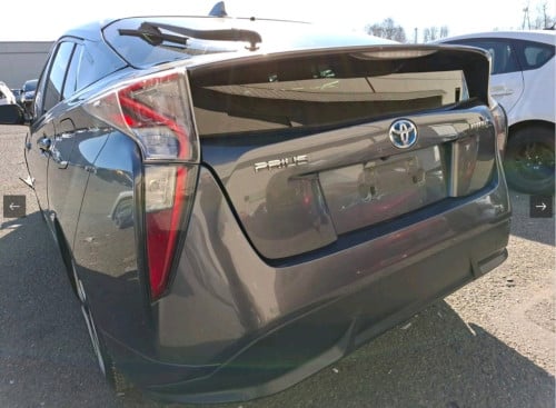 ETA ថ្ងៃទី5 ខែ6 Prius 2016 option 3 touring ឡានអត់ច្រេះ ប៉ះស្រាល Autocheck 75ពិន្ទុ
